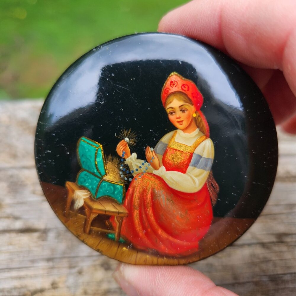 Signed Fedoskino Hand-Painted Russian Lacquer Box With village Lady with jewels